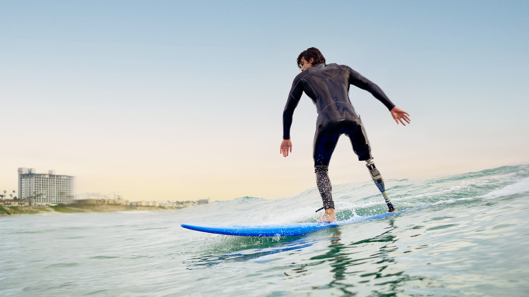 Foto Surfer mit Badeprothese