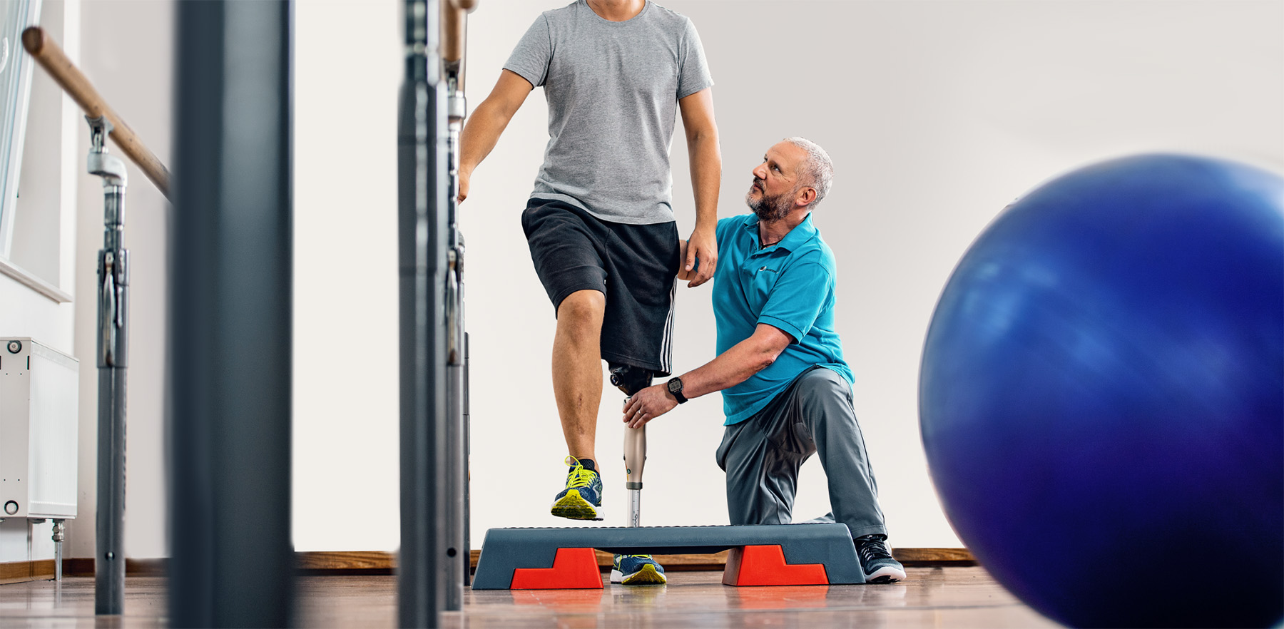 Foto Person mit Prothese und Therapeut